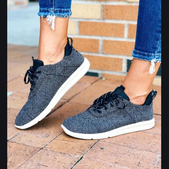 toms cabrillo black